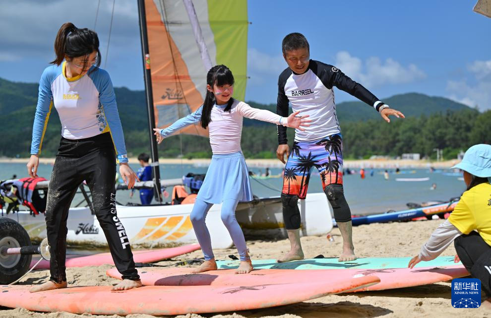 海南三亚:踏浪嬉水