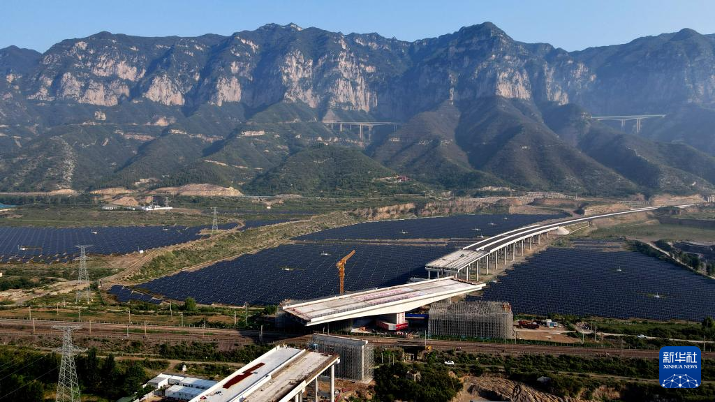 河南沿太行山高速公路跨焦柳铁路立交桥成功转体