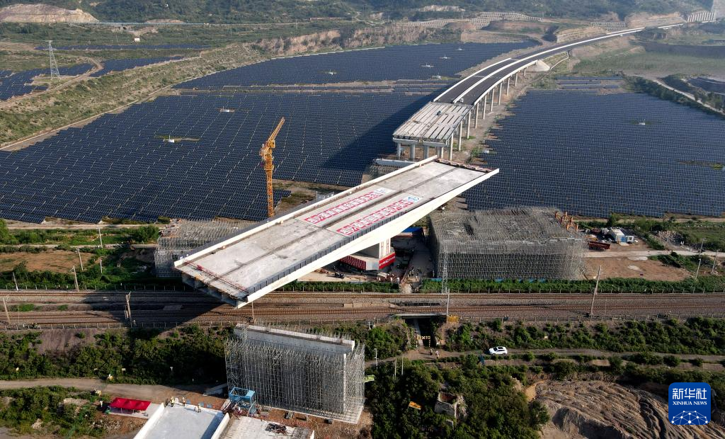 河南沿太行山高速公路跨焦柳铁路立交桥成功转体