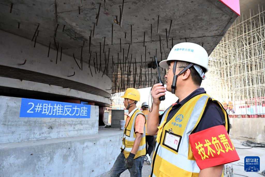 河南沿太行山高速公路跨焦柳铁路立交桥成功转体