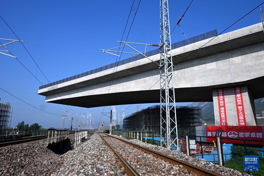 河南沿太行山高速公路跨焦柳铁路立交桥成功转体