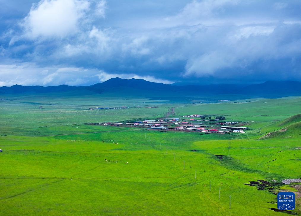 扎鲁特山地草原如诗如画