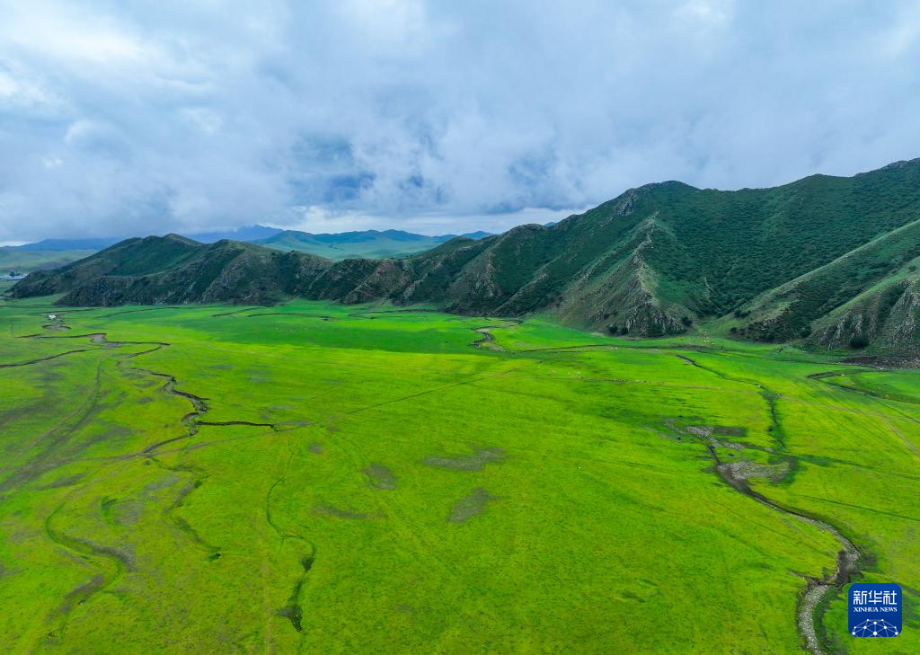 扎鲁特山地草原如诗如画