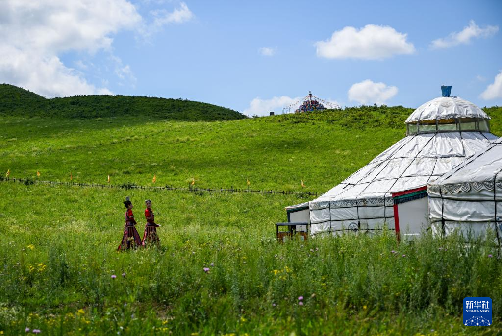 扎鲁特山地草原如诗如画