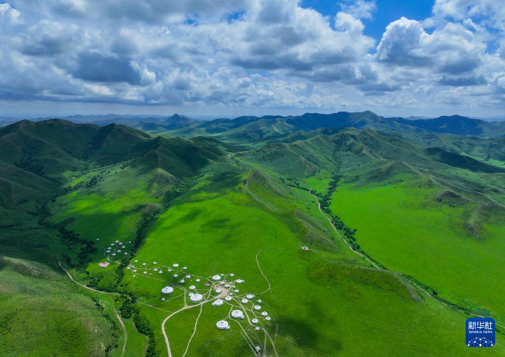 扎鲁特山地草原如诗如画