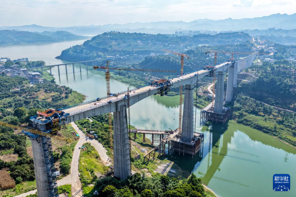 渝万高铁渠溪河双线特大桥合龙