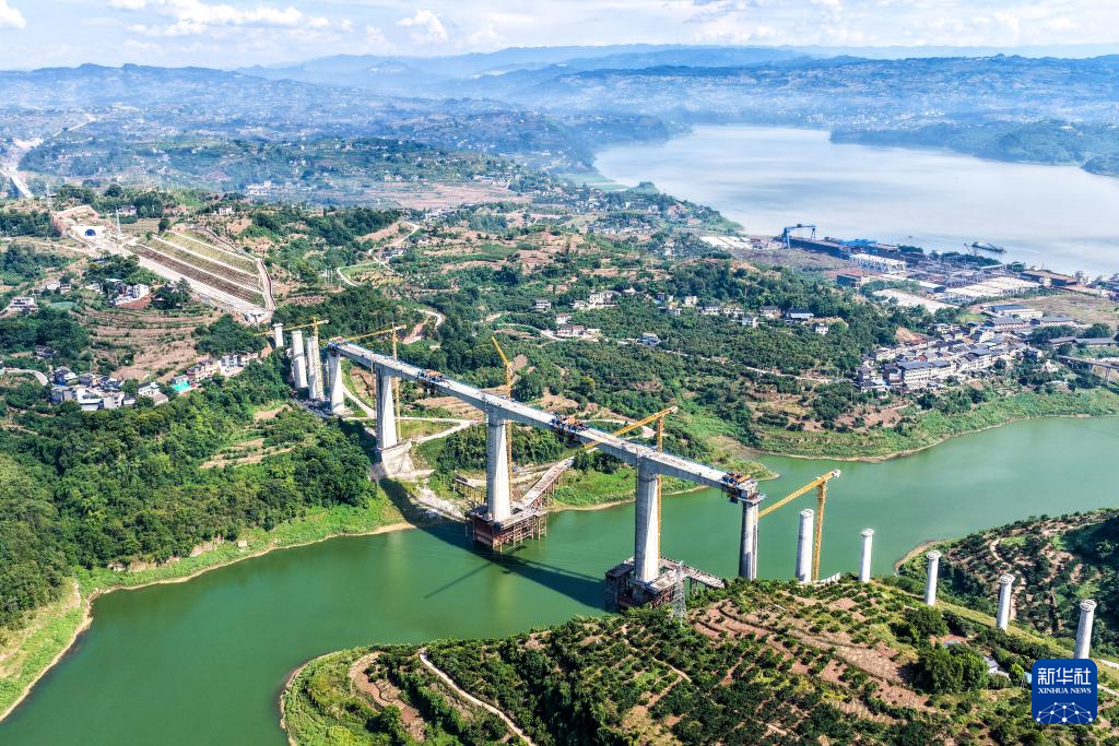 渝万高铁渠溪河双线特大桥合龙