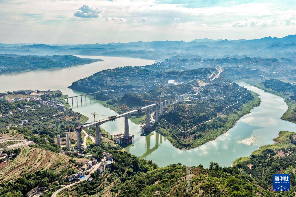 渝万高铁渠溪河双线特大桥合龙