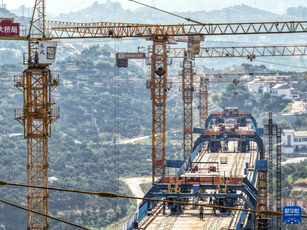 渝万高铁渠溪河双线特大桥合龙