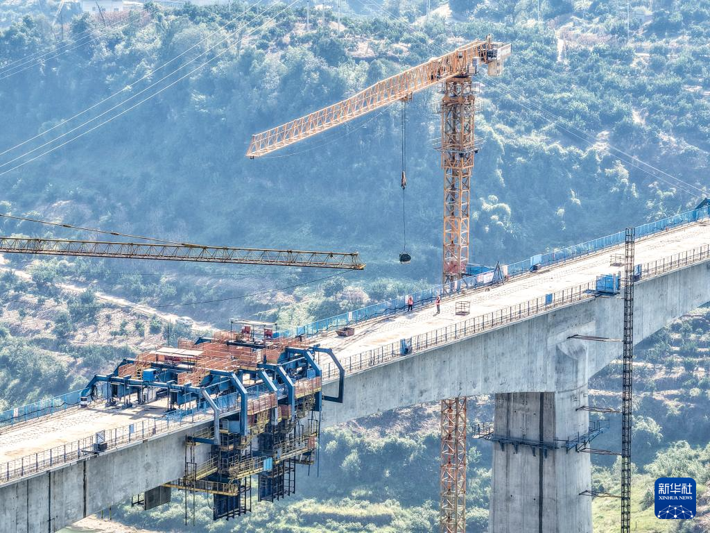 渝万高铁渠溪河双线特大桥合龙