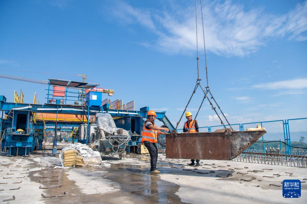 渝万高铁渠溪河双线特大桥合龙