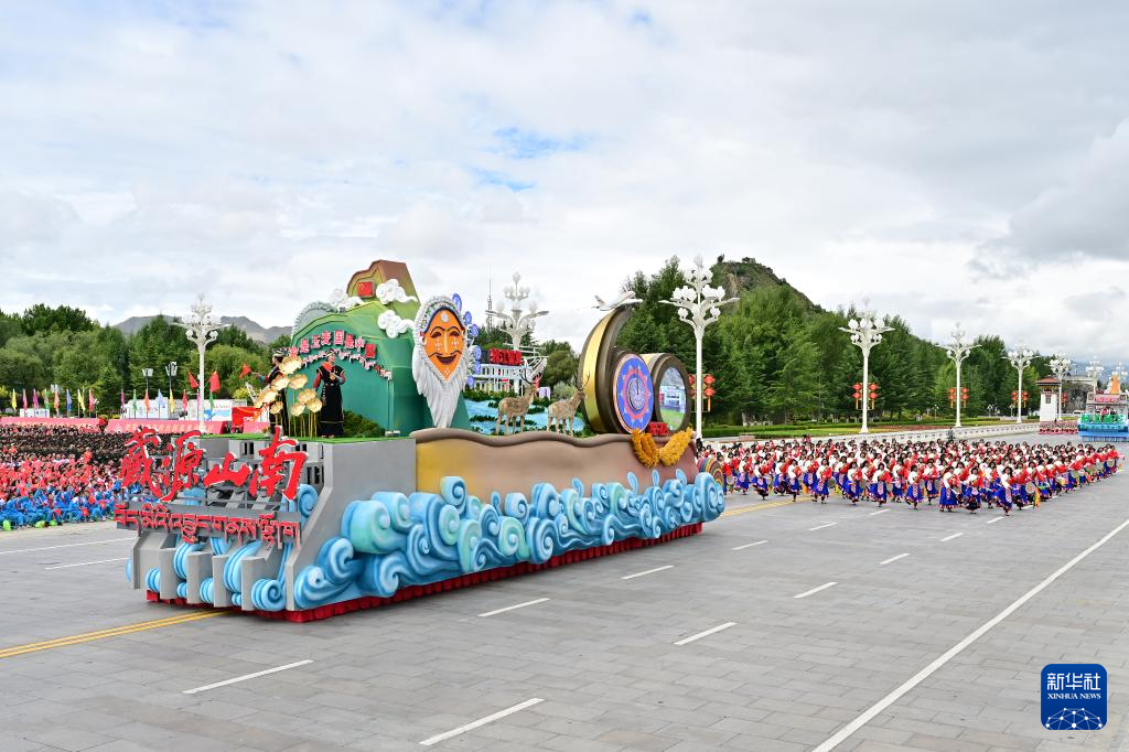 西藏自治区成立60周年庆祝大会隆重举行