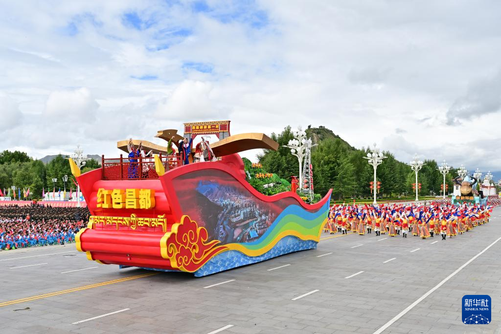 西藏自治区成立60周年庆祝大会隆重举行