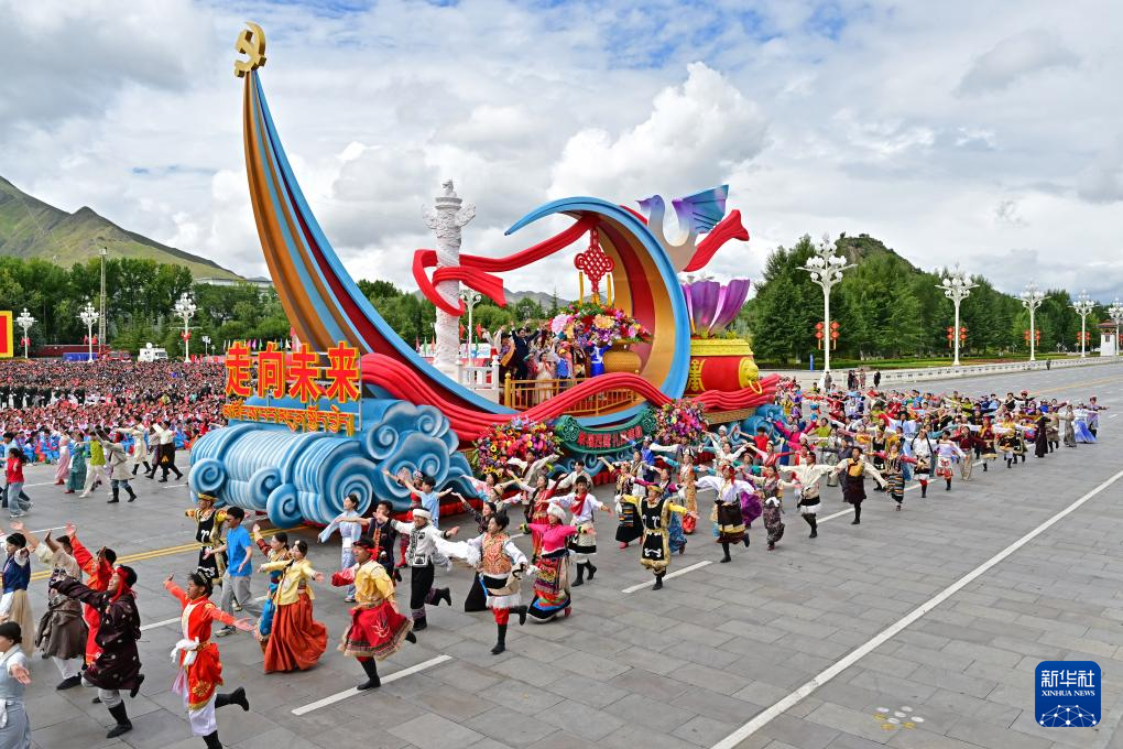 西藏自治区成立60周年庆祝大会隆重举行