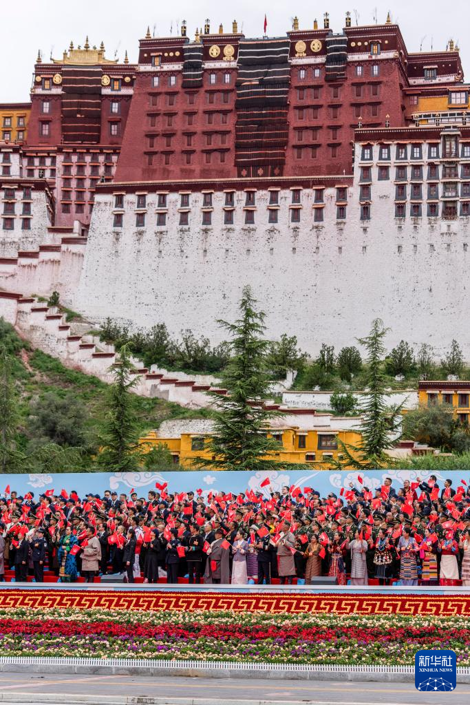 西藏自治区成立60周年庆祝大会隆重举行
