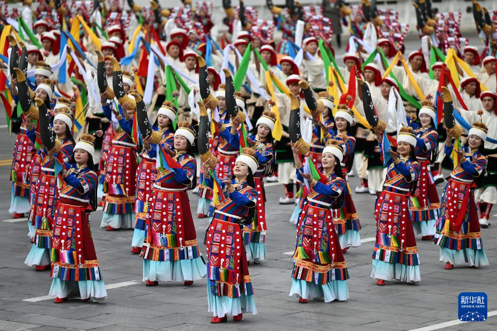 西藏自治区成立60周年庆祝大会隆重举行