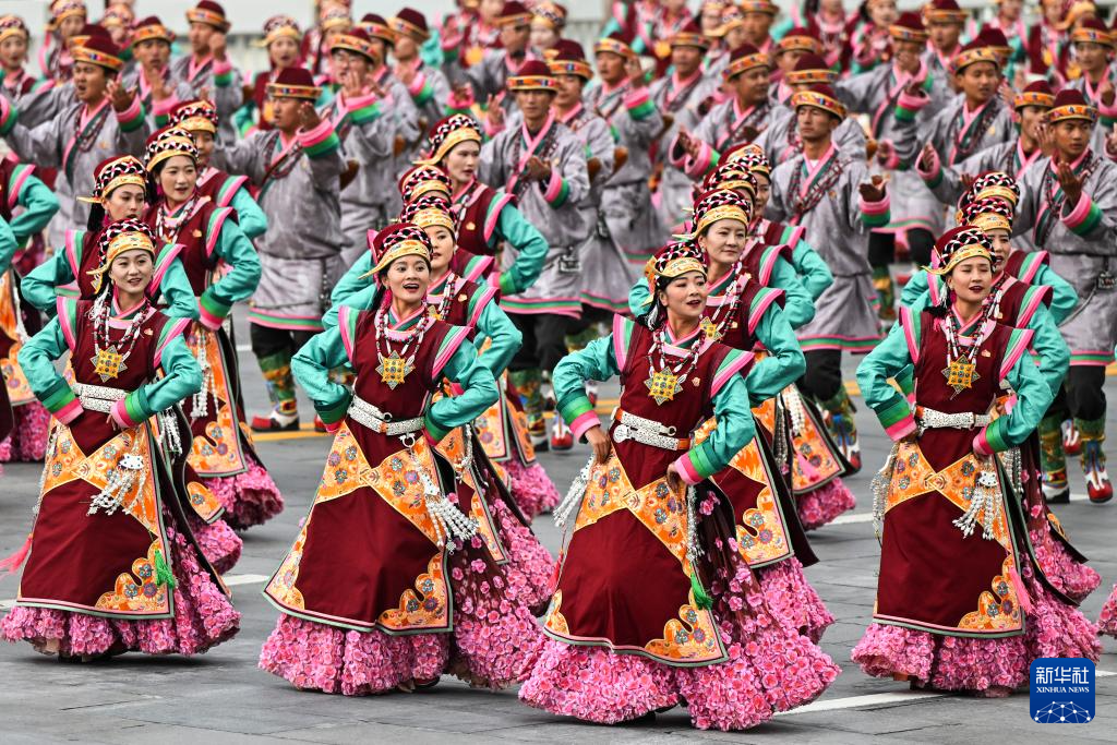 西藏自治区成立60周年庆祝大会隆重举行