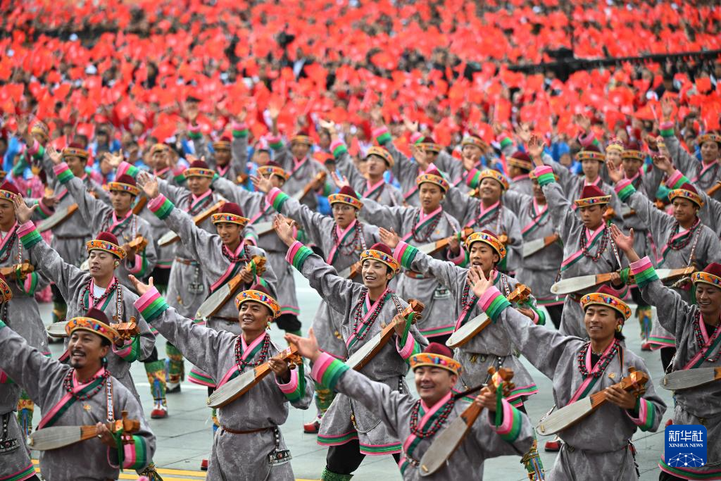 西藏自治区成立60周年庆祝大会隆重举行