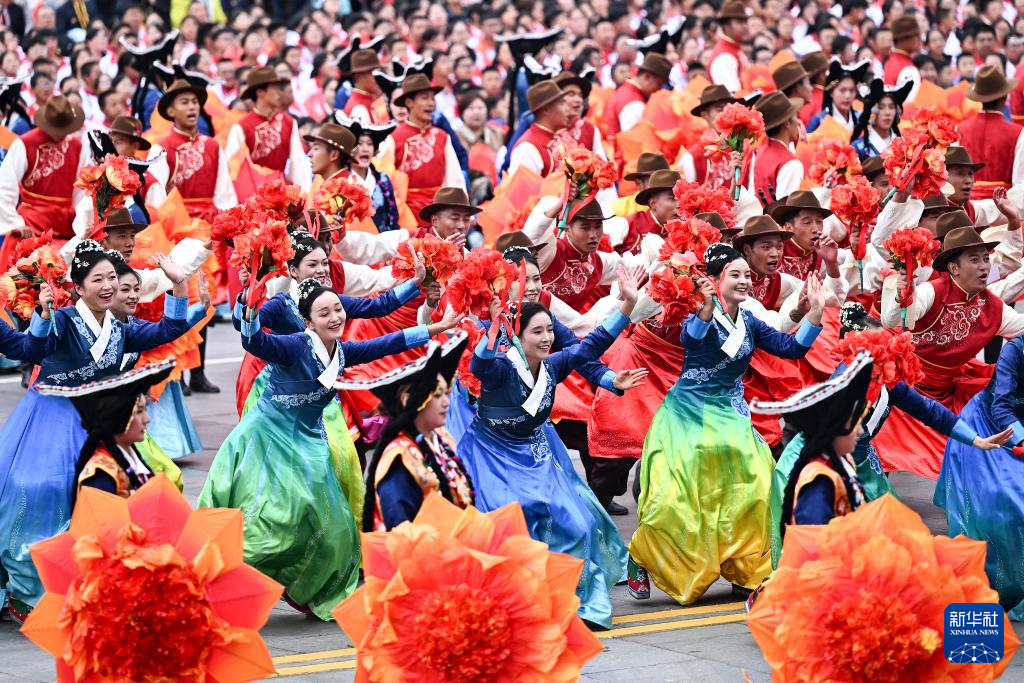 西藏自治区成立60周年庆祝大会隆重举行