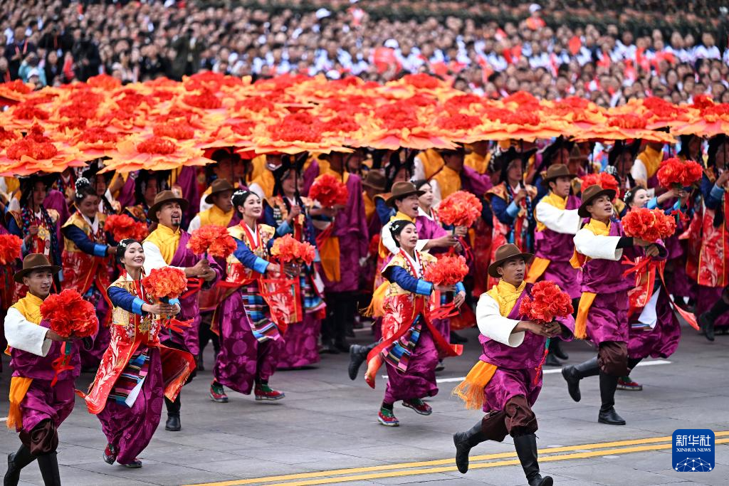西藏自治区成立60周年庆祝大会隆重举行
