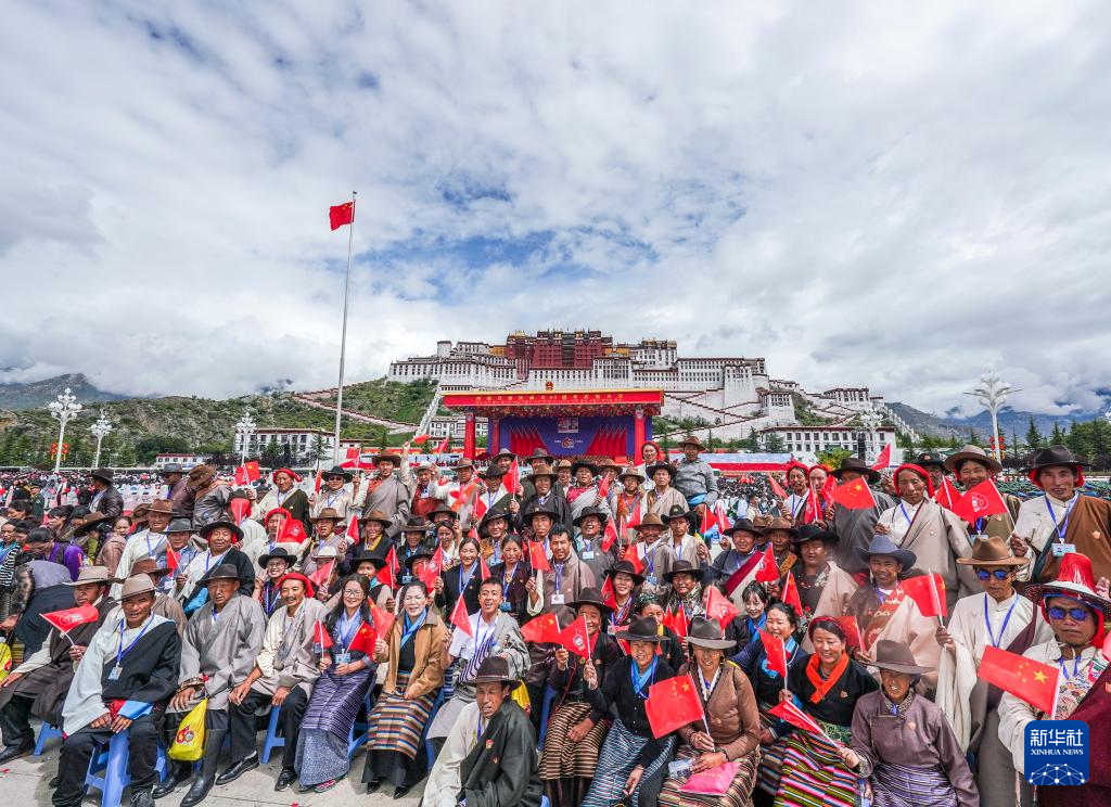 西藏自治区成立60周年庆祝大会隆重举行