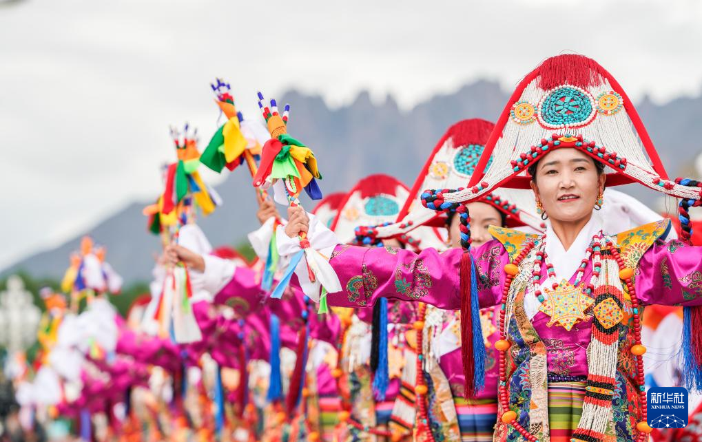 西藏自治区成立60周年庆祝大会隆重举行