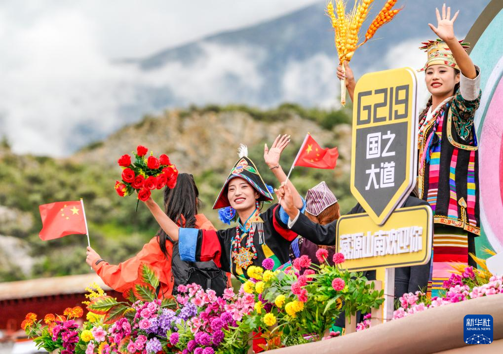 西藏自治区成立60周年庆祝大会隆重举行