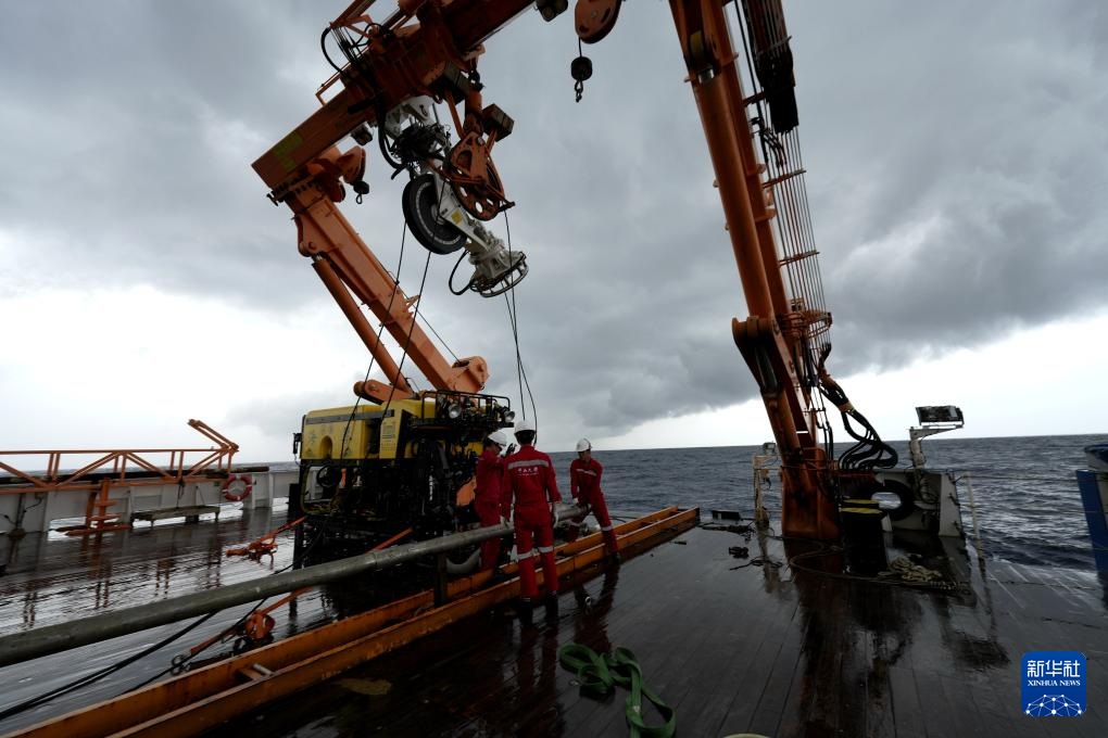 “中山大学”号上的科考日常