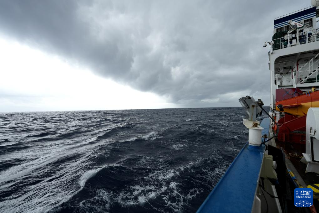 “中山大学”号上的科考日常