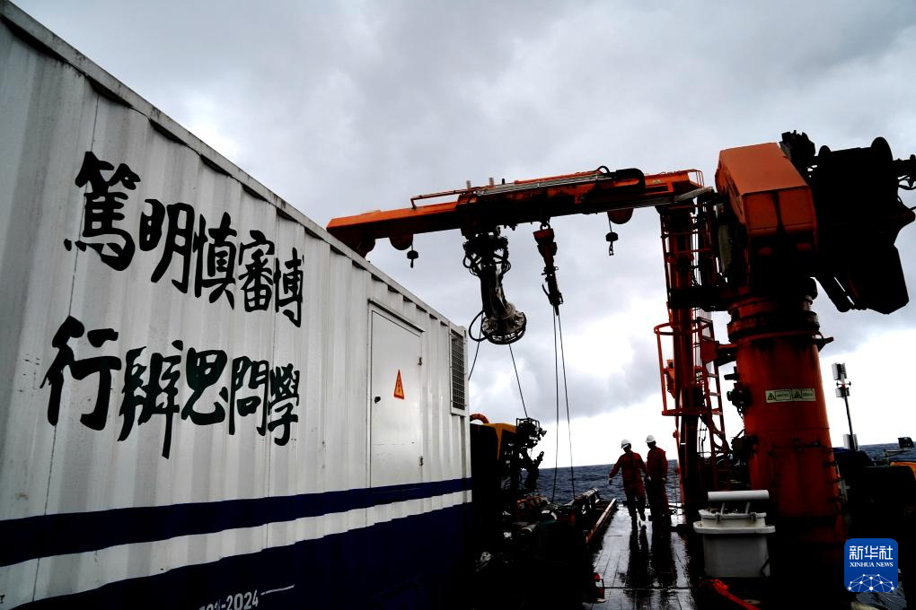 “中山大学”号上的科考日常