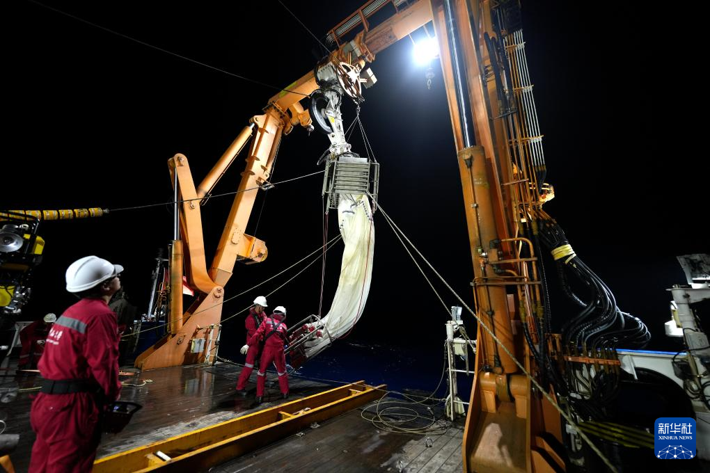 “中山大学”号上的科考日常