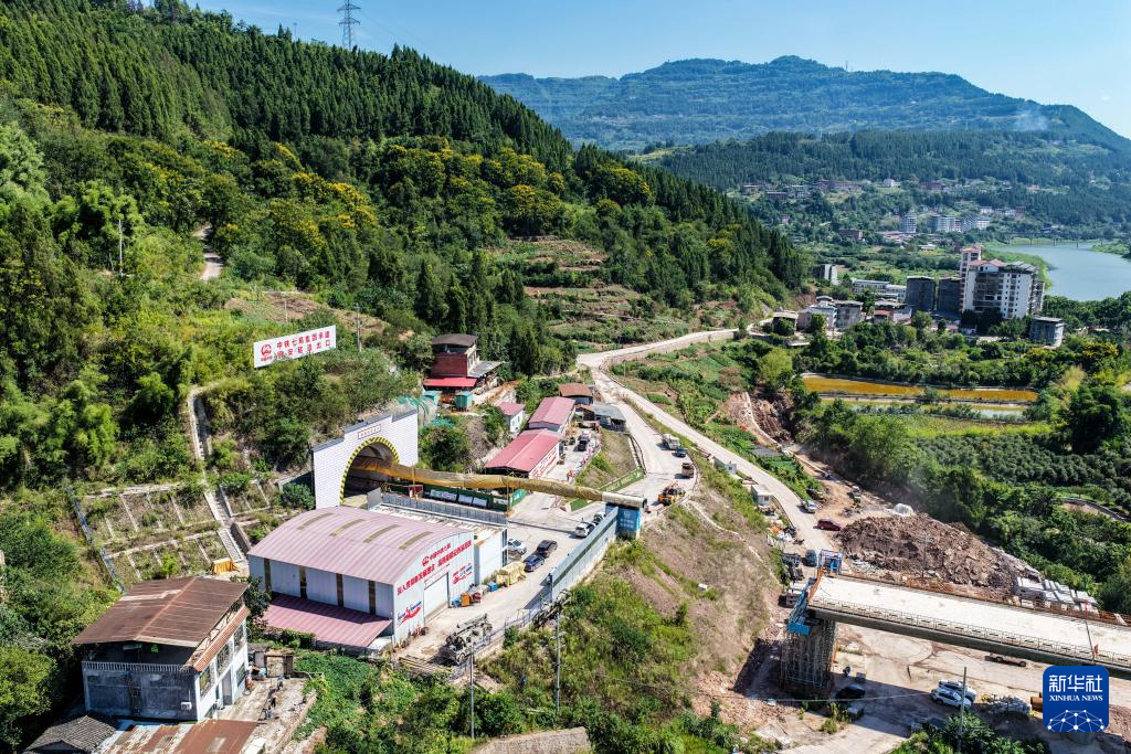 西渝高铁镇安隧道贯通