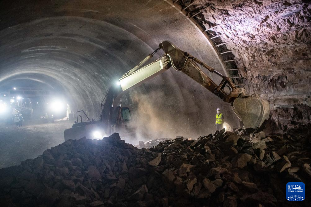 西渝高铁镇安隧道贯通