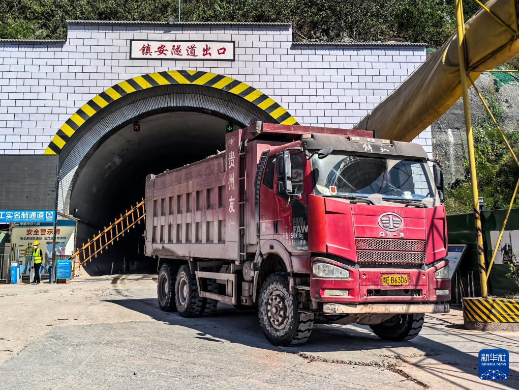 西渝高铁镇安隧道贯通