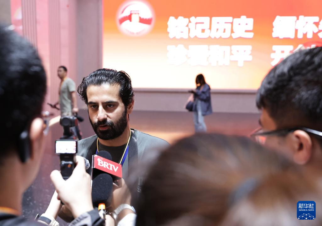 中外记者参观采访中国人民抗日战争纪念馆