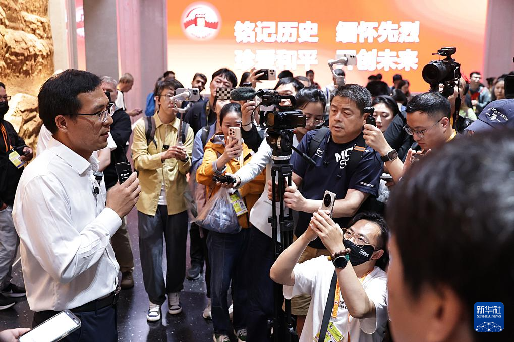 中外记者参观采访中国人民抗日战争纪念馆