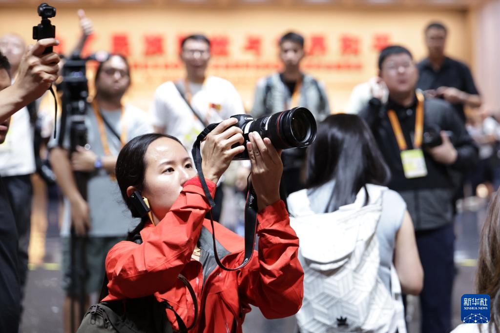 中外记者参观采访中国人民抗日战争纪念馆