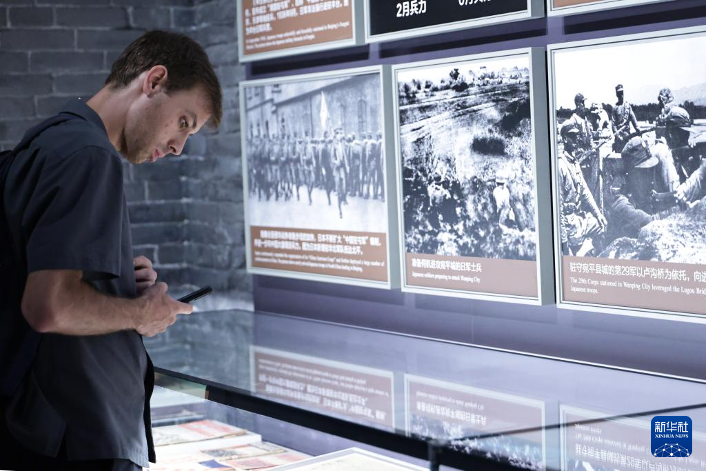 中外记者参观采访中国人民抗日战争纪念馆