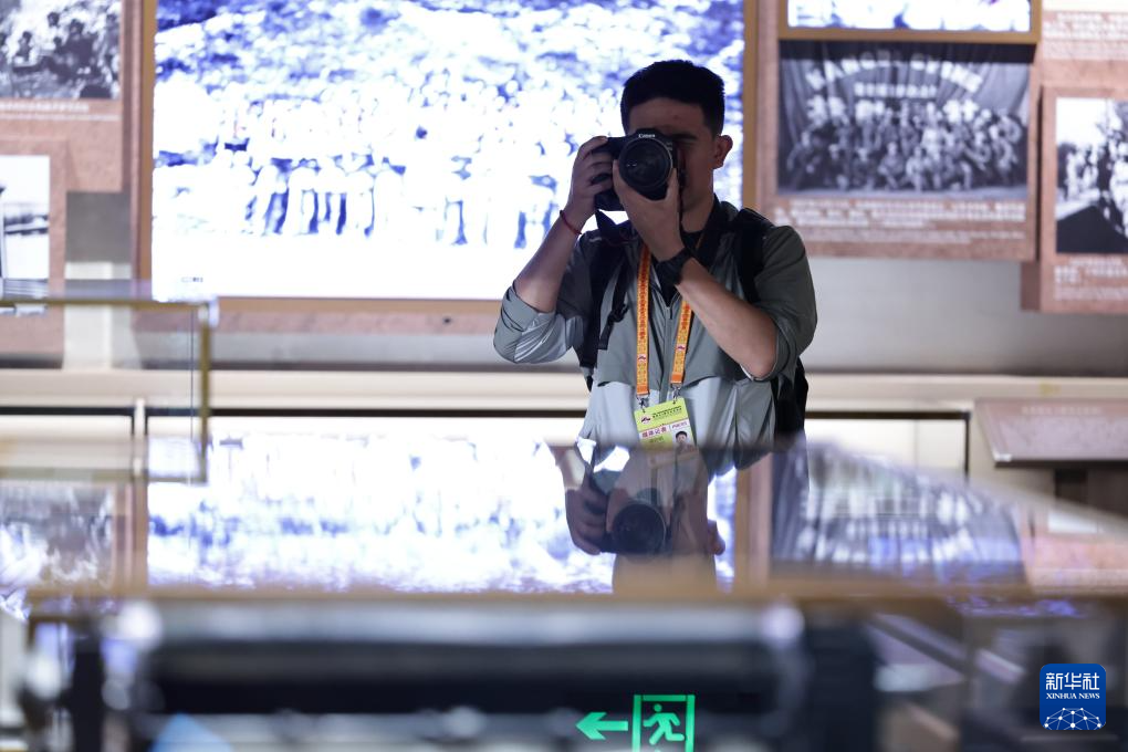 中外记者参观采访中国人民抗日战争纪念馆