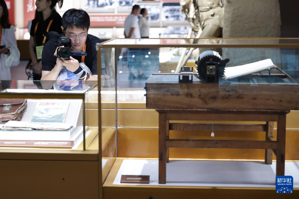 中外记者参观采访中国人民抗日战争纪念馆