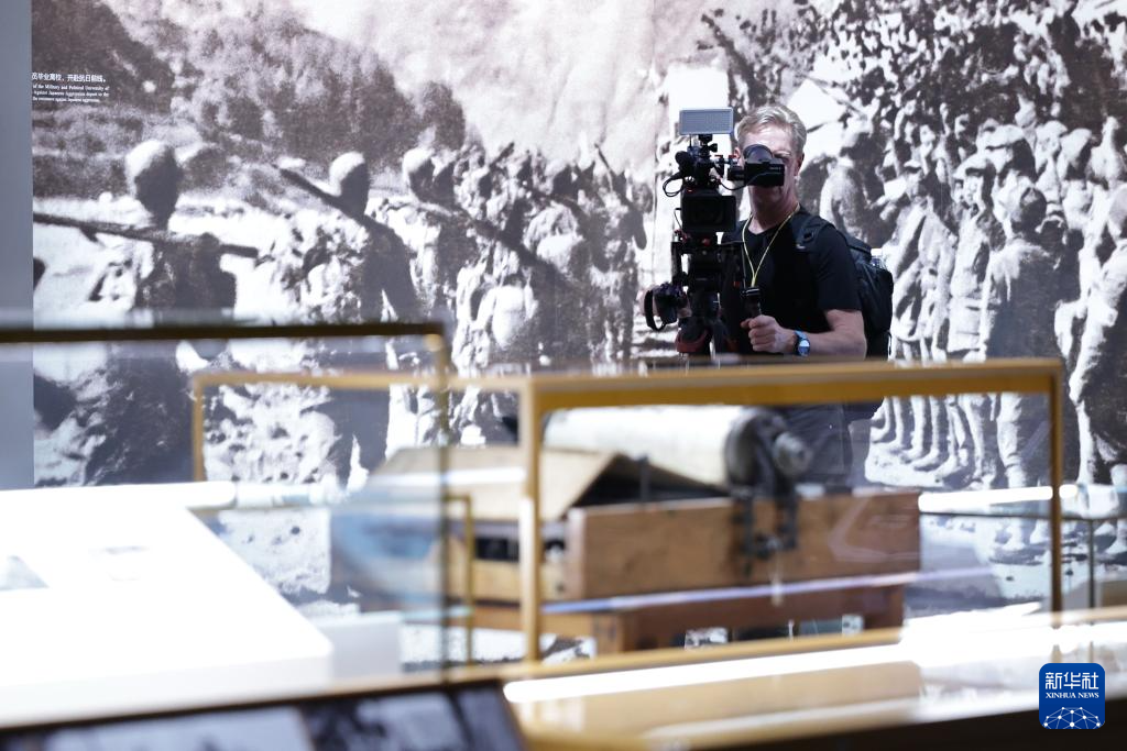 中外记者参观采访中国人民抗日战争纪念馆