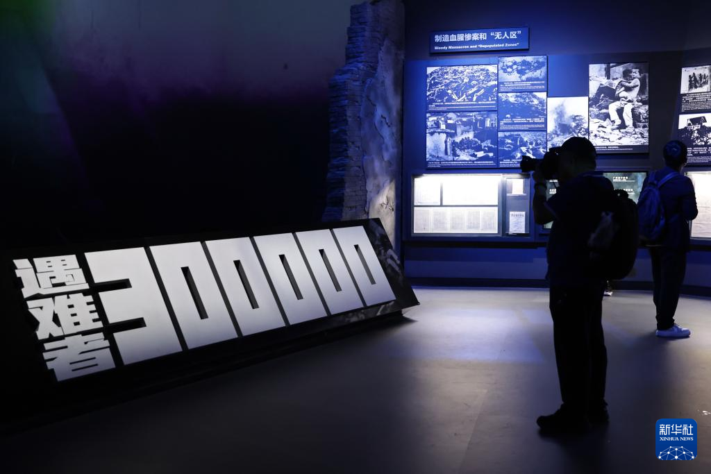 中外记者参观采访中国人民抗日战争纪念馆