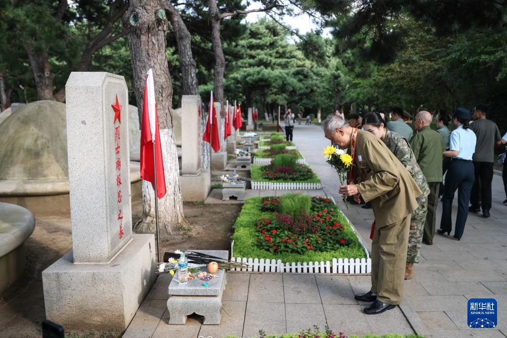 烈士陵园祭英烈