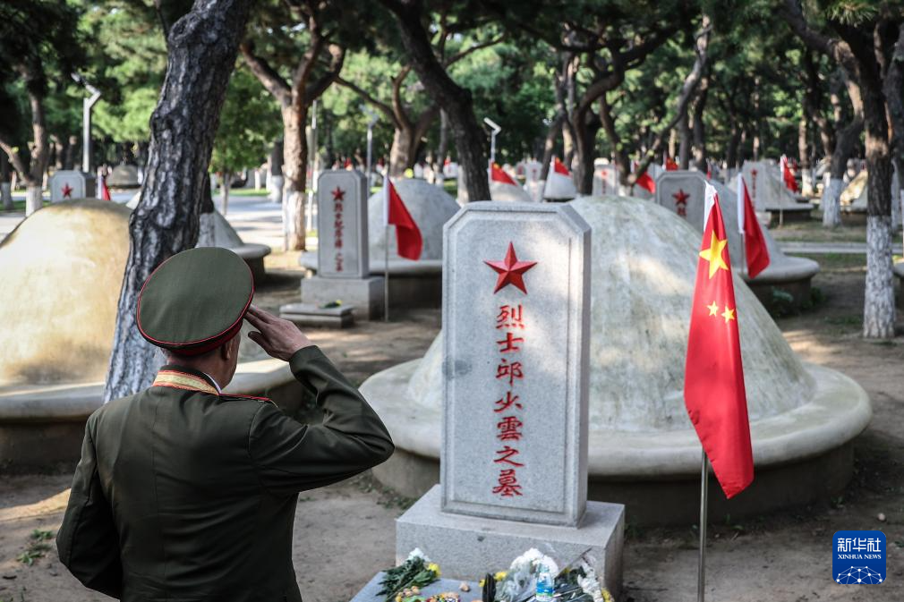烈士陵园祭英烈