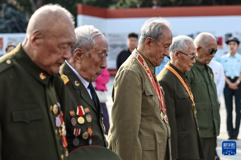 烈士陵园祭英烈