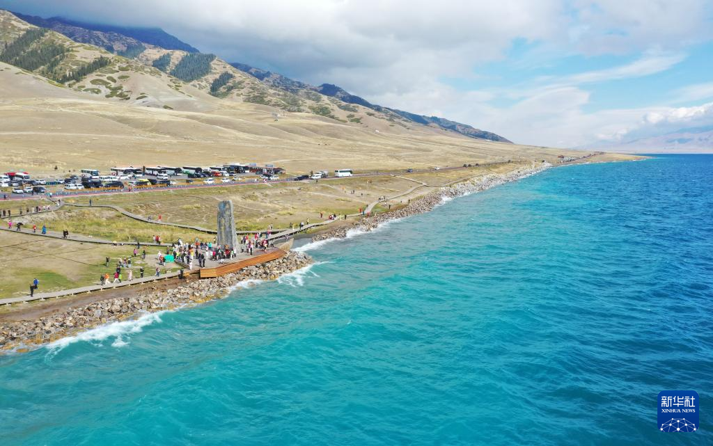 砥砺奋进七十载 天山南北谱华章丨赛湖秋景美