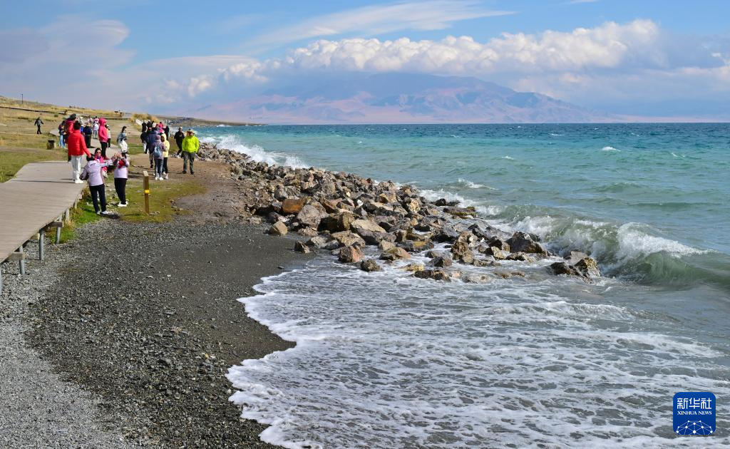 砥砺奋进七十载 天山南北谱华章丨赛湖秋景美