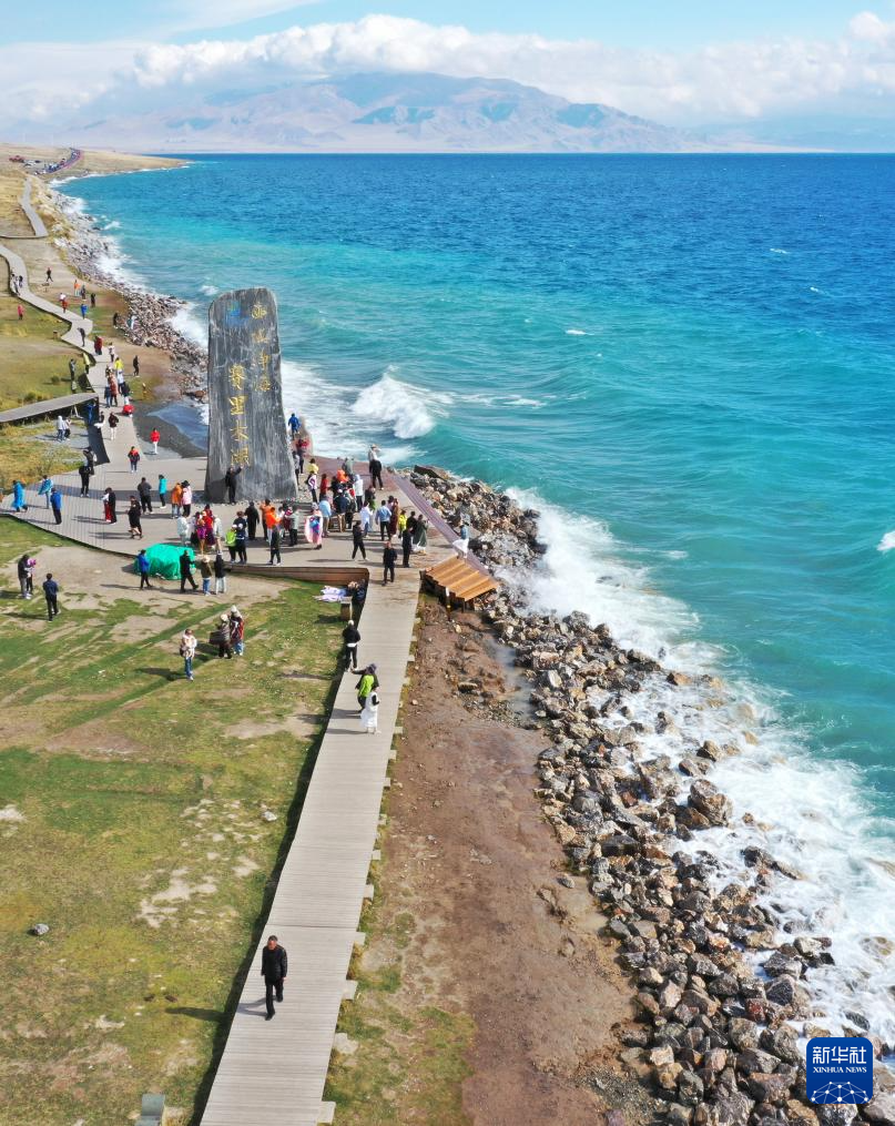 砥砺奋进七十载 天山南北谱华章丨赛湖秋景美