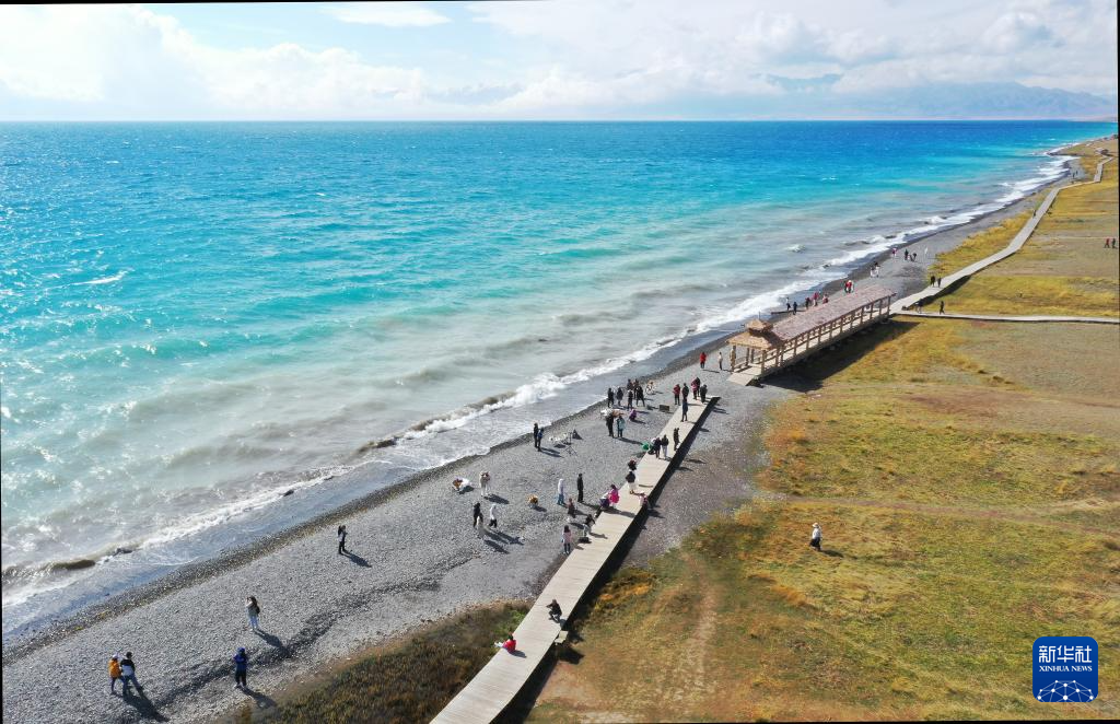 砥砺奋进七十载 天山南北谱华章丨赛湖秋景美