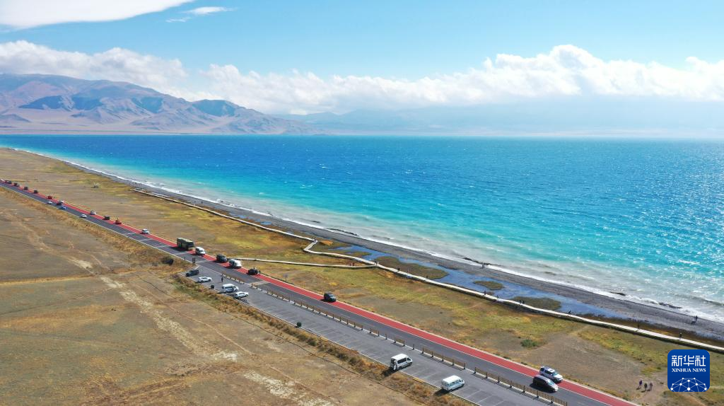 砥砺奋进七十载 天山南北谱华章丨赛湖秋景美